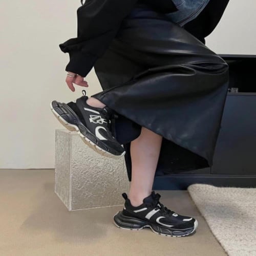 ‎ حذاء نسائي عصري باللون الأسود