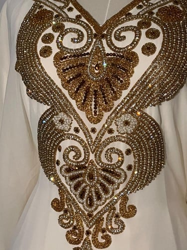 جلابية فخامة اللؤلؤ بتطريز لامع