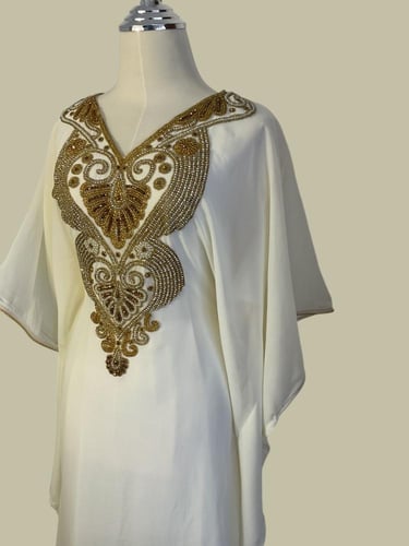 جلابية فخامة اللؤلؤ بتطريز لامع