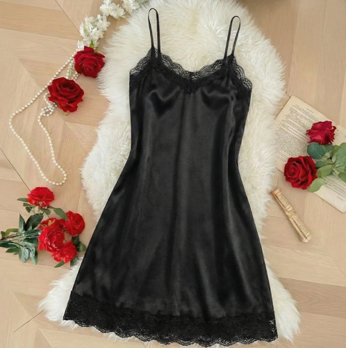 قميص نوم ساتان أسود بدانتيل ناعم لإطلالة أنثوية أن...