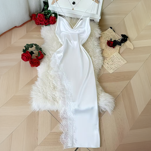 قميص نوم ستان طويل بلمسة دانتيل جذابة لإطلالة أنثو...