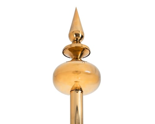 سارية ثابت بعلم المملكة ذهبي