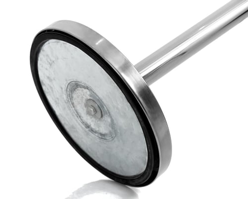 سارية ثابت بعلم المملكة فضي