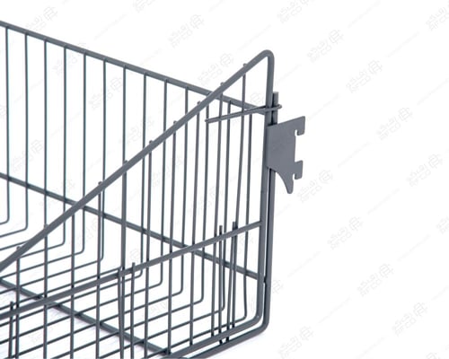 سلال رصاصي على رفوف السوبر ماركت