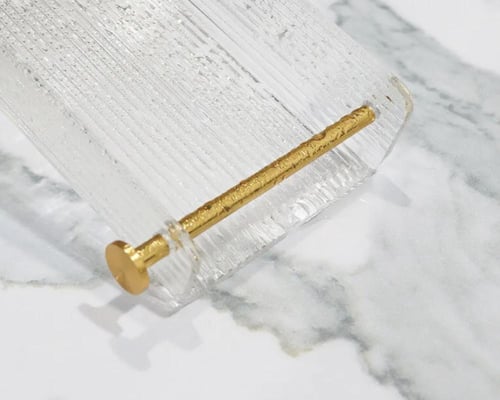 رف حمام شفاف على الجدار