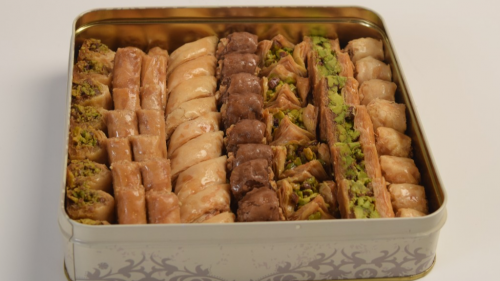 علبة بقلاوه مشكل