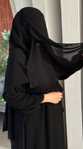نص خِمار مثبت بنقاب وطرحة