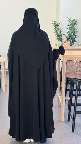 عباية مثبته بخمار