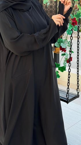 عباية عملية بقماش بارد