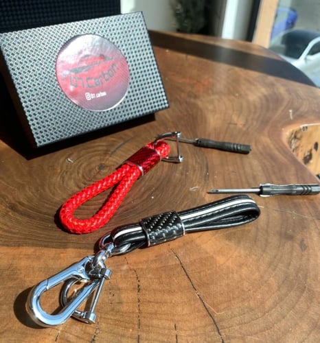 ميدالية بالكاربون فايبر والجلد الأصلي