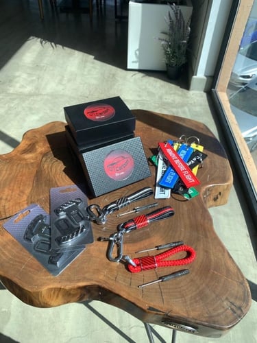 ميدالية بالكاربون فايبر والجلد الأصلي