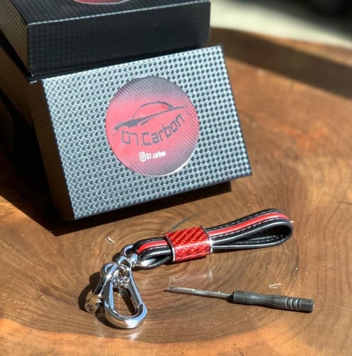 ميدالية بالكاربون فايبر والجلد الأصلي