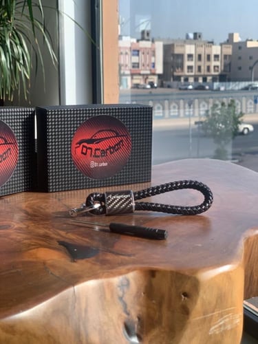 ميدالية بالكاربون فايبر والجلد الأصلي