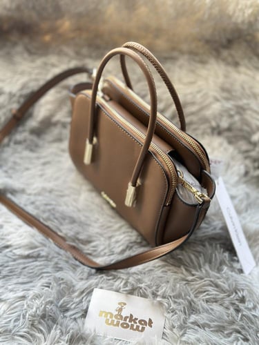 حقيبه كالفن كلاين لون الصندل الانيق