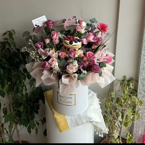 كيكة جاناش وسط بوكس ورد | Ganache cake in a box of...