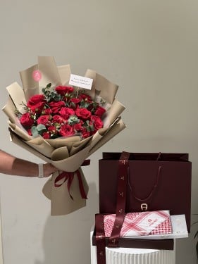 شماغ آغنر مع باقة ورود حمراء | Aigner shemagh + ro...