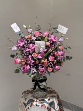 فازة ورد مع شوكلت باتشي وسطها | A rose vase with P...