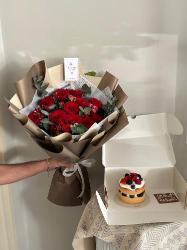 باقة حمراء و كيكة جاناش | Red bouquet and ganache...
