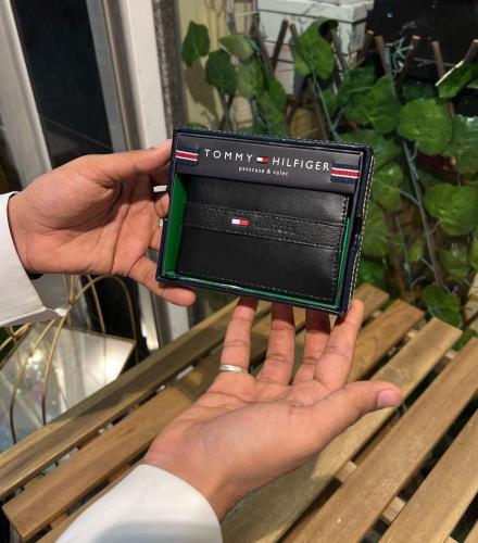 محفظة تومي + ورد | Tommy wallet + flowers