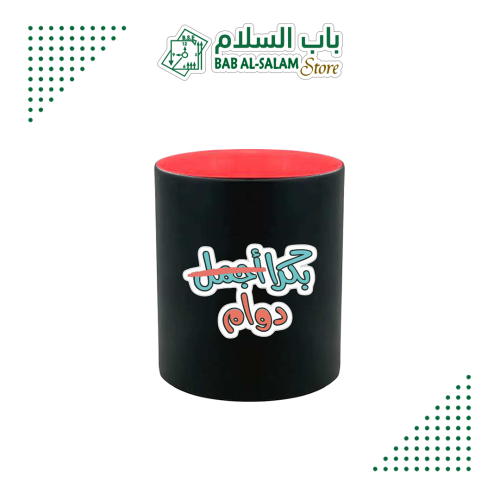 كوب سيراميك أسود مطبوع - أحمر من الداخل