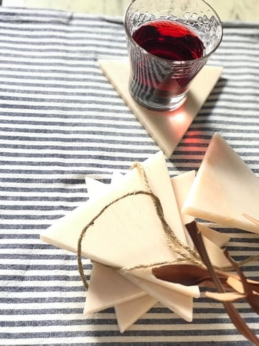 طقم قاعدة أكواب رخام كريمي مثلث