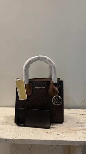 شنطة من مايكل كورس