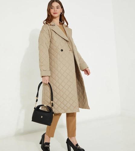 شنطة من تومي هيلفيغر