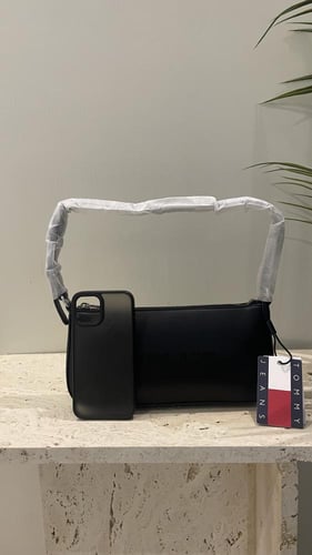 شنطة من تومي جينز