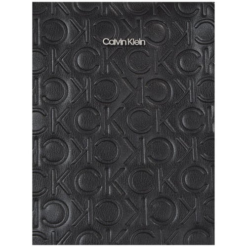 شنطة من كالفن كلاين.