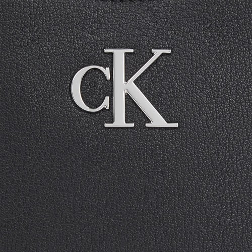 شنطة من كالفن كلاين