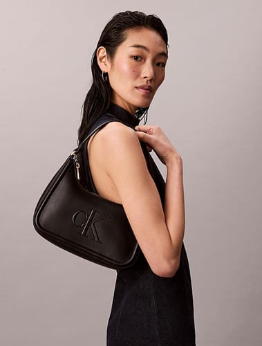 شنطة من كالفن كلاين