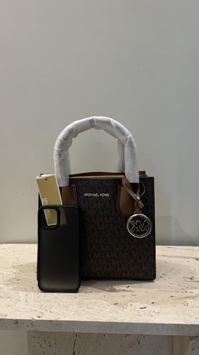 شنطة من مايكل كورس