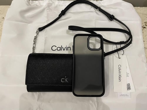 شنطة من كالفن كلاين