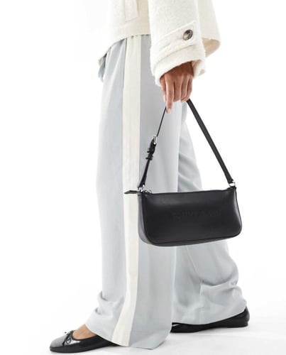 شنطة من تومي جينز