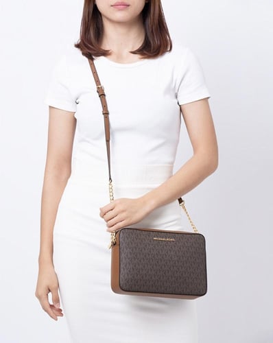 شنطة من مايكل كورس