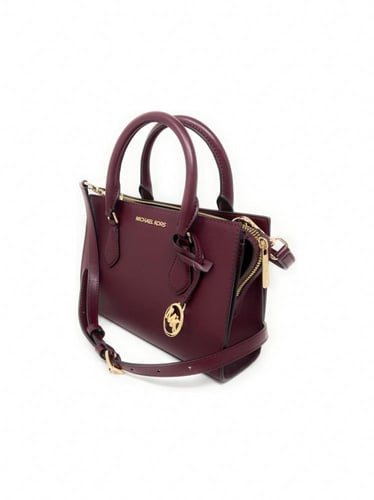 شنطة من مايكل كورس.