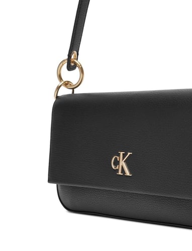 شنطة من كالفن كلاين