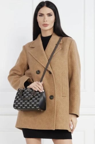 شنطة من مايكل كورس