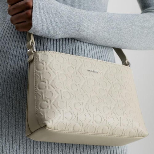 شنطة من كالفن كلاين