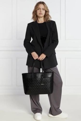 شنطة من كالفن كلاين