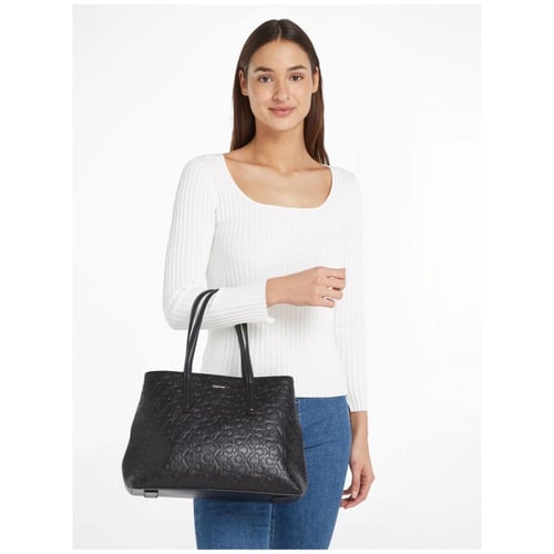 شنطة من كالفن كلاين.