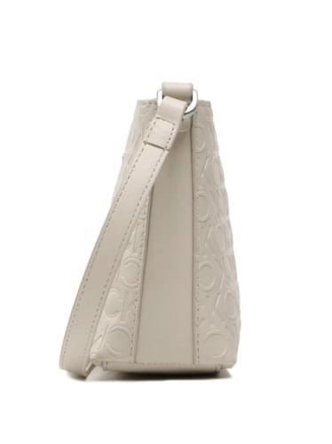 شنطة من كالفن كلاين