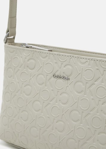 شنطة من كالفن كلاين