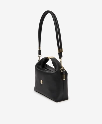 شنطة من تومي هيلفيغر