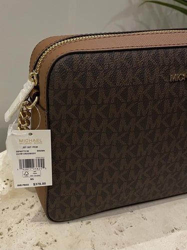 شنطة من مايكل كورس