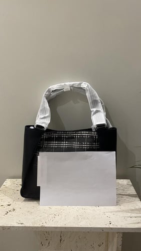 توت باق من كالفن كلاين