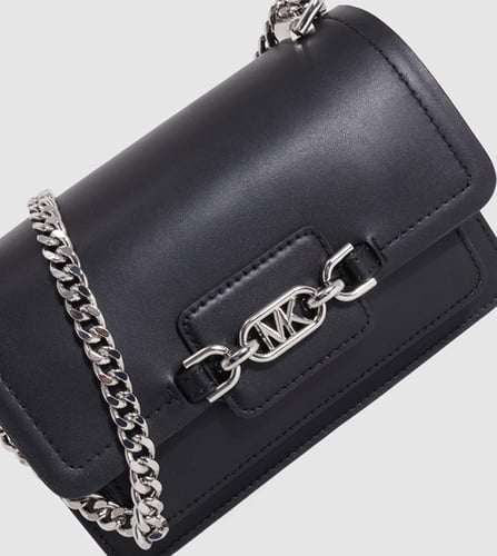 شنطة من مايكل كورس