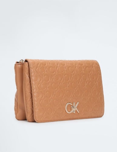 شنطة من كالفن كلاين