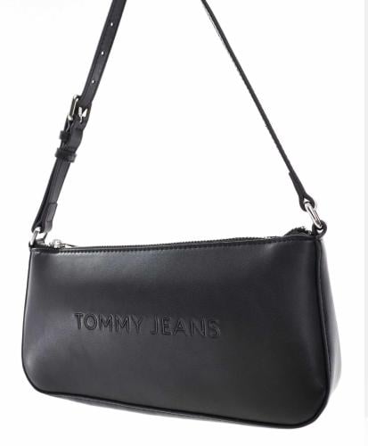 شنطة من تومي جينز