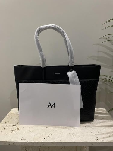 شنطة من كالفن كلاين